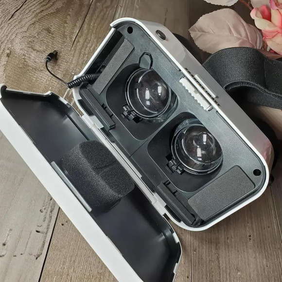 Sharper Image Virtual Reality Smartphone Wireless Bluetooth Viewer w/ Headphones - Picture 11 of 12